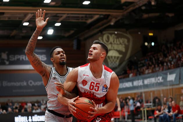 31 10 2021, Basketball, BBL, Hauptrunde 2021 2022, s Oliver Wuerzburg Jobstairs Giessen 46ers, GER, Wuerzburg, s Oliver Arena Picture from left Phillip Fayne II JobStairs GIESSEN 46ers and Filip Stanic s Oliver Wuerzburg Copyright: HMBxMedia xHeikoxBecker