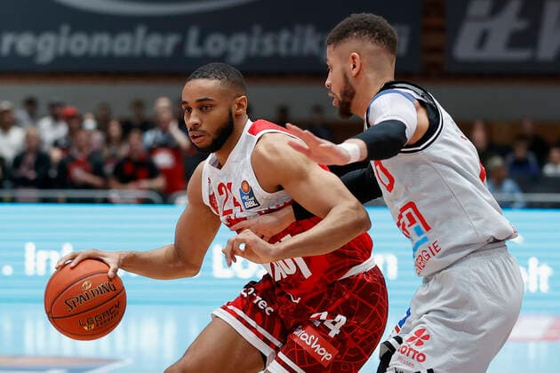 31 10 2021, Basketball, BBL, Hauptrunde 2021 2022, s Oliver Wuerzburg Jobstairs Giessen 46ers, GER, Wuerzburg, s Oliver Arena Picture from left Cameron Hunt s Oliver Wuerzburg and Kendale McCullum JobStairs GIESSEN 46ers. Copyright: HMBxMedia xHeikoxBecker