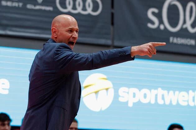 31 10 2021, Basketball, BBL, Hauptrunde 2021 2022, s Oliver Wuerzburg Jobstairs Giessen 46ers, GER, Wuerzburg, s Oliver Arena Bild v li Headcoach Denis Wucherer s Oliver Wuerzburg Copyright: HMBxMedia xHeikoxBecker