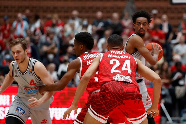 31 10 2021, Basketball, BBL, Hauptrunde 2021 2022, s Oliver Wuerzburg Jobstairs Giessen 46ers, GER, Wuerzburg, s Oliver Arena Picture from left Kilian Binapfl JobStairs GIESSEN 46ers , Kerron Johnson s Oliver Wuerzburg , Cameron Hunt s Oliver Wuerzburg and Jalen Tate JobStairs GIESSEN 46ers Copyright: HMBxMedia xHeikoxBecker