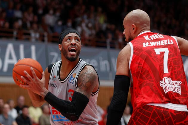 31 10 2021, Basketball, BBL, Hauptrunde 2021 2022, s Oliver Wuerzburg Jobstairs Giessen 46ers, GER, Wuerzburg, s Oliver Arena Picture from left Brayon Blake JobStairs GIESSEN 46ers and Alex King s Oliver Wuerzburg. Copyright: HMBxMedia xHeikoxBecker
