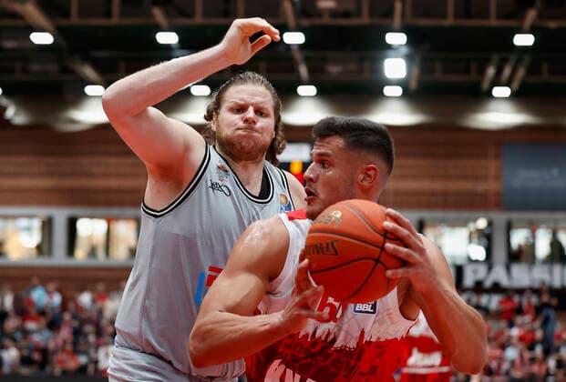 31 10 2021, Basketball, BBL, Hauptrunde 2021 2022, s Oliver Wuerzburg Jobstairs Giessen 46ers, GER, Wuerzburg, s Oliver Arena Picture from left John Bryant JobStairs GIESSEN 46ers and Filip Stanic s Oliver Wuerzburg Copyright: HMBxMedia xHeikoxBecker