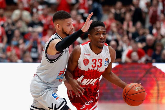 31 10 2021, Basketball, BBL, Hauptrunde 2021 2022, s Oliver Wuerzburg Jobstairs Giessen 46ers, GER, Wuerzburg, s Oliver Arena Picture from l to r Kendale McCullum JobStairs GIESSEN 46ers and Kerron Johnson s Oliver Wuerzburg. Copyright: HMBxMedia xHeikoxBecker