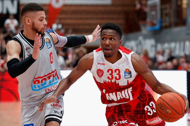 31 10 2021, Basketball, BBL, Hauptrunde 2021 2022, s Oliver Wuerzburg Jobstairs Giessen 46ers, GER, Wuerzburg, s Oliver Arena Picture from l to r Kendale McCullum JobStairs GIESSEN 46ers and Kerron Johnson s Oliver Wuerzburg. Copyright: HMBxMedia xHeikoxBecker