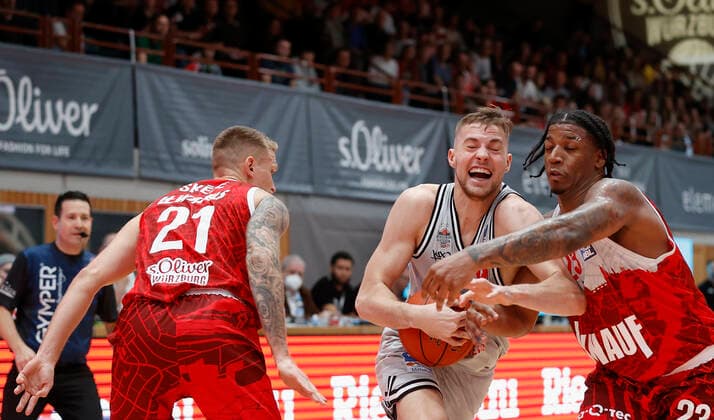 31 10 2021, Basketball, BBL, Hauptrunde 2021 2022, s Oliver Wuerzburg Jobstairs Giessen 46ers, GER, Wuerzburg, s Oliver Arena Picture from left Aigars Skele s Oliver Wuerzburg , Kilian Binapfl JobStairs GIESSEN 46ers and Desi Rodriguez s Oliver Wuerzburg Copyright: HMBxMedia xHeikoxBecker