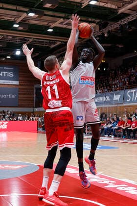 31 10 2021, Basketball, BBL, Hauptrunde 2021 2022, s Oliver Wuerzburg Jobstairs Giessen 46ers, GER, Wuerzburg, s Oliver Arena Picture from left Tomasz Gielo s Oliver Wuerzburg making a block against Nuni Omot JobStairs GIESSEN 46ers. Copyright: HMBxMedia xHeikoxBecker