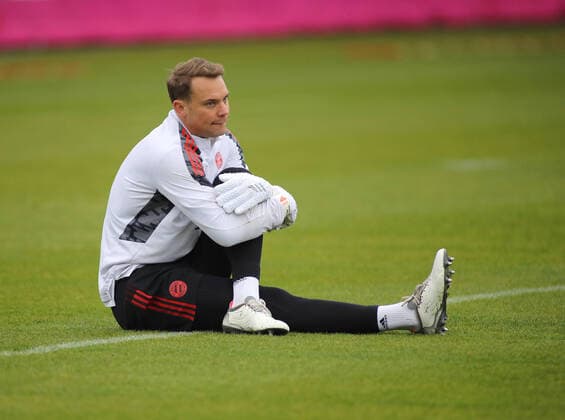Munich, Germany 01 November 2021 football, men, 1 league, 2021 2022 season, FC Bayern Munich, Säbener Strasse, training ground, final training, Champions League Manuel Neuer FC Bayern Munich sits on the ground clutching his knee
