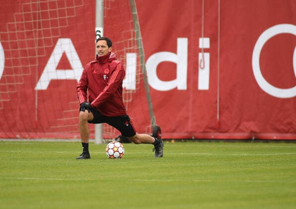 Munich, Germany 01 November 2021 football, mens, 1 league, 2021 2022 season, FC Bayern Munich, Säbener Strasse, training ground, final training, Champions League Dino Toppmöller Toppmoeller, FC Bayern Munich co-coach stretches