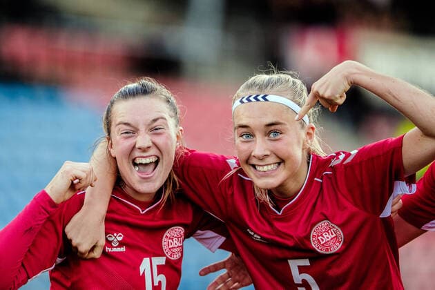 Finland v Denmark, Women?s U19 EURO Qualifier, EM, Europameisterschaft Copenhagen, Denmark Copenhagen, Denmark. 26th, October 2021. Karen Linnebjerg Knudsen (15) of Denmark scores and celebrates with Julie Poulsen (5) during the Women?s U19 EURO Qualifier between Finland and Denmark at Hvidovre Stadion in Copenhagen. Hvidovre Denmark Hvidovre Stadion  Copyright: xGonzalesxPhoto RobertxHendelx