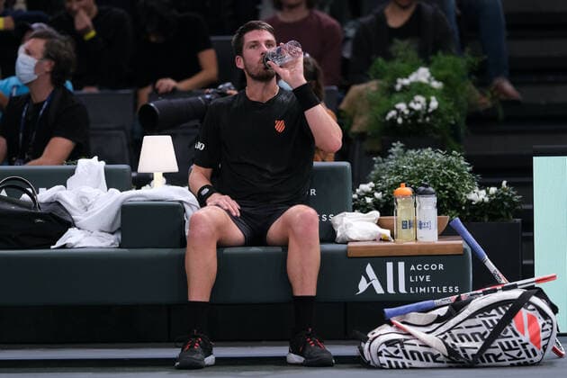 November 1, 2021, Paris, France: British player CAMERON NORRIE returns the ball to Argentinian player FEDERICO DELBONIS during the Rolex Paris Masters 1000 tournament at Paris Accor Arena Stadium - Paris France..CAMERON NORRIE won 6:2 6:1 Paris France - ZUMAp119 20211101_zaf_p119_067 Copyright: xPierrexSteveninx