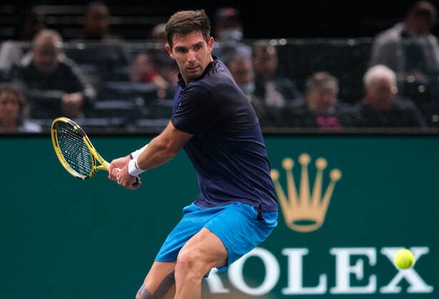 November 1, 2021, Paris, France: Argentinian player FEDERICO DELBONIS returns the ball to British player CAMERON NORRIE during the Rolex Paris Masters 1000 tournament at Paris Accor Arena Stadium - Paris France..CAMERON NORRIE won 6:2 6:1 Paris France - ZUMAp119 20211101_zaf_p119_069 Copyright: xPierrexSteveninx