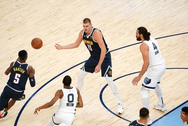 Denver Nuggets Nikola Jokic (2-R) passes to Nuggets Will Barton (L) in the first half of the the game at FedEx Forum in Memphis, Tennessee, USA, 1, November 2021. Denver Nuggets at Memphis Grizzlies !ACHTUNG: NUR REDAKTIONELLE NUTZUNG!  Copyright: xKARENxPULFERxFOCHTx AME3955 20211102-23e6676c4cc42ff55c7fd94400293a5e04f62c01