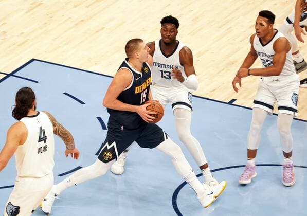 Denver Nuggets Nikola Jokic (2-L) in action against Jaren Jackson Jr. (2-R) de Grizzlies in the first half of the the game at FedEx Forum in Memphis, Tennessee, USA, 1, November 2021. Denver Nuggets at Memphis Grizzlies !ACHTUNG: NUR REDAKTIONELLE NUTZUNG!  Copyright: xKARENxPULFERxFOCHTx AME3957 20211102-d0fa6c689d7bffc559552738fec1f23512c4b5ec