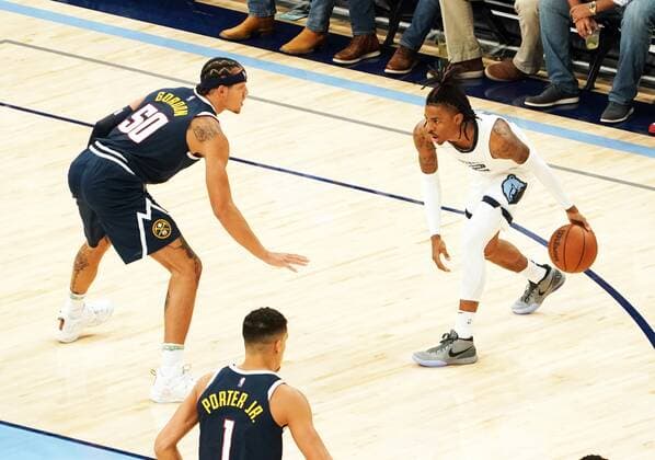 Memphis Grizzlies Ja Morant (R) looks to pass as the Denver Nuggets move in around him in the first half of the the game at FedEx Forum in Memphis, Tennessee, USA, 1, November 2021. Denver Nuggets at Memphis Grizzlies !ACHTUNG: NUR REDAKTIONELLE NUTZUNG!  Copyright: xKARENxPULFERxFOCHTx AME3963 20211102-410fe798d270c525444fb6471732aafdbab18581