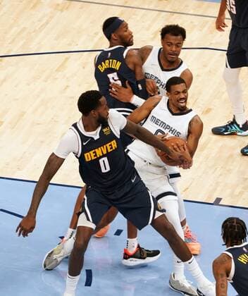 Sport Bilder des Tages Memphis Grizzlies De Anthony Melton (R) battles for the ball as Denver Nuggets JaMychal Green defends in the second half of the the game at FedEx Forum in Memphis,Tennessee, USA, 1, November 2021. Denver Nuggets at Memphis Grizzlies !ACHTUNG: NUR REDAKTIONELLE NUTZUNG!  Copyright: xKARENxPULFERxFOCHTx AME3973 20211102-a4eb8e0839732e493a98fa5f52899daa2bd77f9f