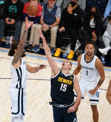Denver Nuggets Nikola Jokic (C) and Memphis Grizzlies Steven Adams reach for the ball in the second half of the the game at FedEx Forum in Memphis, Tennessee, USA, 1, November 2021. Denver Nuggets at Memphis Grizzlies !ACHTUNG: NUR REDAKTIONELLE NUTZUNG!  Copyright: xKARENxPULFERxFOCHTx AME3970 20211102-59328ef663a95ea256f37427d7c0f022ca2e8f57