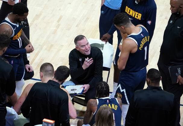 Denver Nuggets head coach, Michael Malone(C) talks to his team in the second half of the the game at FedEx Forum in Memphis,Tennessee, USA, 1, November 2021. Denver Nuggets at Memphis Grizzlies !ACHTUNG: NUR REDAKTIONELLE NUTZUNG!  Copyright: xKARENxPULFERxFOCHTx AME3971 20211102-51eeeb88c689539d194f4593a97bdf712cdb0667