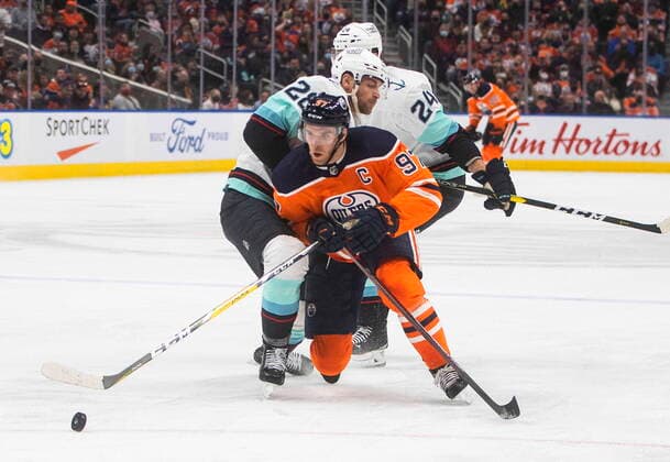 Sport Themen der Woche KW44 Sport Bilder des Tages November 1, 2021, EDMONTON, ab, Canada: Seattle Kraken s Carson Soucy (28) and Jamie Oleksiak (24) try to stop Edmonton Oilers Connor McDavid (97) during second period NHL, Eishockey Herren, USA action in Edmonton, Monday, Nov. 1, 2021. Carson Soucy Jamie Oleksiak Connor McDavid  - ZUMAc35_ 20211101_zaf_c35_076 Copyright: xJasonxFransonx