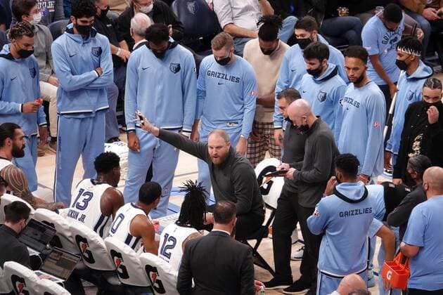 Memphis Grizzlies Head Coach, Taylor Jenkins his team, talks to in the first half of the the game at FedEx Forum in Memphis, Tennessee, USA, 1, November 2021. Nuggets at Memphis Grizzlies Basketball !ACHTUNG: NUR REDAKTIONELLE NUTZUNG!  Copyright: xKARENxPULFERxFOCHTx AME3975 20211102-a388bb28e62a73fa028395b8937618c3d2d1d653
