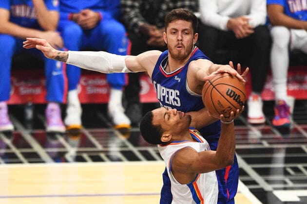LOS ANGELES, CA - NOVEMBER 01: Los Angeles Clippers Center Isaiah Hartenstein (55) blocks Oklahoma City Thunder Forward Darius Bazley (7) shot during a NBA, Basketball Herren, USA game between the Oklahoma City Thunder and the Los Angeles Clippers on November 1, 2021 at STAPLES Center in Los Angeles, CA. (Photo by Brian Rothmuller Icon Sportswire) NBA: NOV 01 Thunder at Clippers Icon211101001