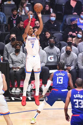 LOS ANGELES, CA - NOVEMBER 01: Oklahoma City Thunder Forward Darius Bazley (7) shoots a shot during a NBA, Basketball Herren, USA game between the Oklahoma City Thunder and the Los Angeles Clippers on November 1, 2021 at STAPLES Center in Los Angeles, CA. (Photo by Brian Rothmuller Icon Sportswire) NBA: NOV 01 Thunder at Clippers Icon211101003