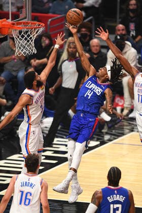 LOS ANGELES, CA - NOVEMBER 01: Los Angeles Clippers Forward Terance Mann (14) shoots inside during a NBA, Basketball Herren, USA game between the Oklahoma City Thunder and the Los Angeles Clippers on November 1, 2021 at STAPLES Center in Los Angeles, CA. (Photo by Brian Rothmuller Icon Sportswire) NBA: NOV 01 Thunder at Clippers Icon211101006