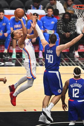 Sport Bilder des Tages LOS ANGELES, CA - NOVEMBER 01: Oklahoma City Thunder Forward Darius Bazley (7) shoots over Los Angeles Clippers Center Ivica Zubac (40) during a NBA, Basketball Herren, USA game between the Oklahoma City Thunder and the Los Angeles Clippers on November 1, 2021 at STAPLES Center in Los Angeles, CA. (Photo by Brian Rothmuller Icon Sportswire) NBA: NOV 01 Thunder at Clippers Icon211101008