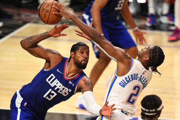 LOS ANGELES, CA - NOVEMBER 01: Oklahoma City Thunder Guard Shai Gilgeous-Alexander (2) loses the ball under pressure from Los Angeles Clippers Forward Paul George (13) during a NBA, Basketball Herren, USA game between the Oklahoma City Thunder and the Los Angeles Clippers on November 1, 2021 at STAPLES Center in Los Angeles, CA. (Photo by Brian Rothmuller Icon Sportswire) NBA: NOV 01 Thunder at Clippers Icon211101016