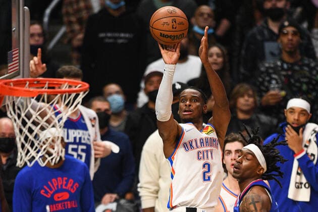 LOS ANGELES, CA - NOVEMBER 01: Oklahoma City Thunder Guard Shai Gilgeous-Alexander (2) shoots a shot during a NBA, Basketball Herren, USA game between the Oklahoma City Thunder and the Los Angeles Clippers on November 1, 2021 at STAPLES Center in Los Angeles, CA. (Photo by Brian Rothmuller Icon Sportswire) NBA: NOV 01 Thunder at Clippers Icon211101018