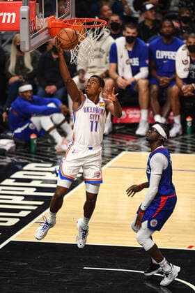 LOS ANGELES, CA - NOVEMBER 01: Oklahoma City Thunder Guard Theo Maledon (11) scores inside during a NBA, Basketball Herren, USA game between the Oklahoma City Thunder and the Los Angeles Clippers on November 1, 2021 at STAPLES Center in Los Angeles, CA. (Photo by Brian Rothmuller Icon Sportswire) NBA: NOV 01 Thunder at Clippers Icon211101030