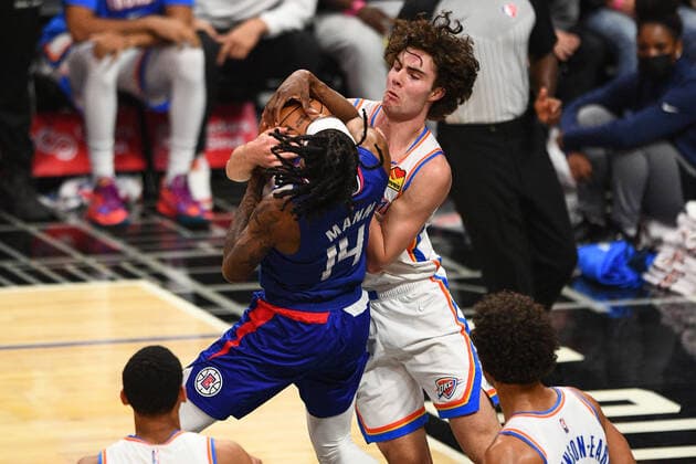LOS ANGELES, CA - NOVEMBER 01: Oklahoma City Thunder Guard Josh Giddey (3) forces a jump ball on Los Angeles Clippers Forward Terance Mann (14) during a NBA, Basketball Herren, USA game between the Oklahoma City Thunder and the Los Angeles Clippers on November 1, 2021 at STAPLES Center in Los Angeles, CA. (Photo by Brian Rothmuller Icon Sportswire) NBA: NOV 01 Thunder at Clippers Icon211101038