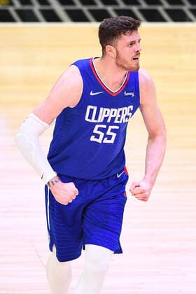 LOS ANGELES, CA - NOVEMBER 01: Los Angeles Clippers Center Isaiah Hartenstein (55) celebrates during a NBA, Basketball Herren, USA game between the Oklahoma City Thunder and the Los Angeles Clippers on November 1, 2021 at STAPLES Center in Los Angeles, CA. (Photo by Brian Rothmuller Icon Sportswire) NBA: NOV 01 Thunder at Clippers Icon211101039