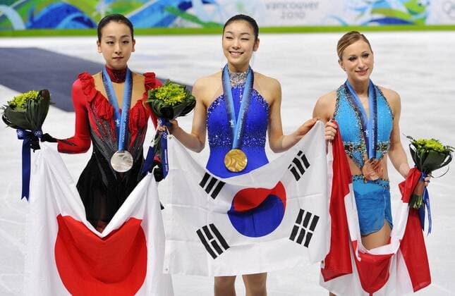 VANCOUVER Canada From L Mao Asada of Japan Kim Yu Na of South Korea and Joannie Rochette of C VANCOUVER, Canada - (From L) Mao Asada of Japan, Kim Yu Na of South Korea and Joannie Rochette of Canada acknowledge the crowd after winning the silver, gold and bronze medals, respectively, in the Vancouver Olympic Figure skating, Eiskunstlauf at Pacific Coliseum in the city Feb. 25, 2010.  0226119 Vancouver Canada from l Mao Asada of Japan Kim Yu Na of South Korea and Rochette of Canada acknowledge The Crowd After Winning The Silver Gold and Bronze Medals respectively in The Vancouver Olympic Figure Skating AT Pacific Coliseum in The City Feb 25 2010  0226119  imago 64875763