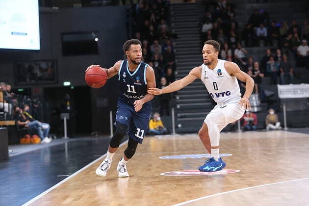 Basketball EuroCup, Hamburg Towers Morabank Andorra Oldenburg, Hamburg, 02 11 2021 Clevin Hannah Andorra, l Jaylon Brwon Towers Hamburg Germany