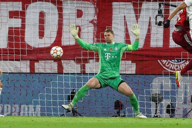 Goalkeeping action by Manuel Neuer 1 FC Bayern Muenchen , FC Bayern Muenchen vs Benfica Lisbon, Champions League, preliminary round, 02 11 2021 Muenchen Bayern Germany Copyright: xkolbert-press ChristianxKolbertx
