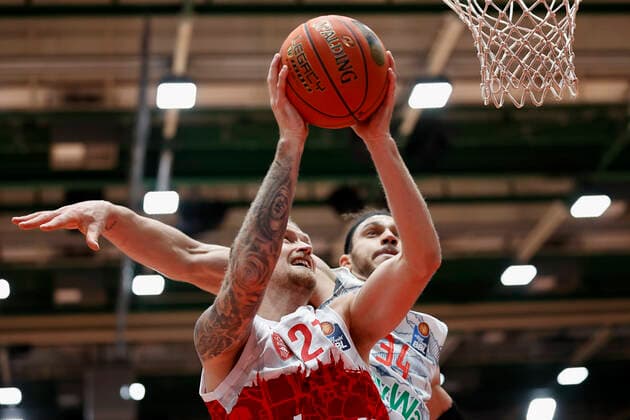 02 11 2021, Basketball, BBL, Hauptrunde 2021 2022, s Oliver Wuerzburg FC Bayern Muenchen, GER, Wuerzburg, s Oliver Arena picture from left Aigars Skele s Oliver Wuerzburg and Gavin Schilling FC Bayern Muenchen Copyright: HMBxMedia xHeikoxBecker