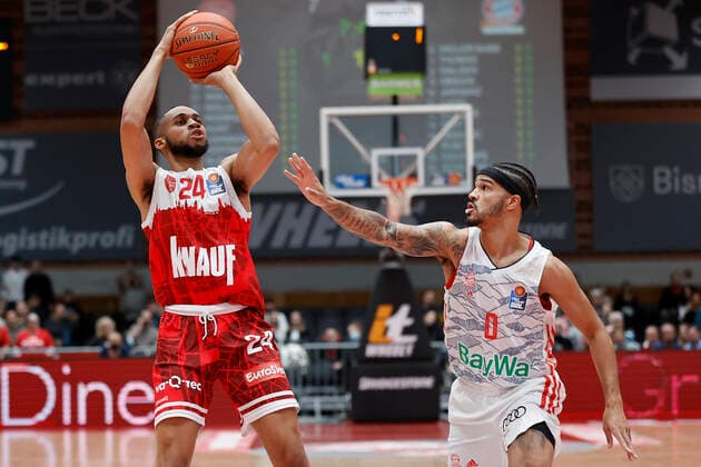 02 11 2021, Basketball, BBL, Hauptrunde 2021 2022, s Oliver Wuerzburg FC Bayern Muenchen, GER, Wuerzburg, s Oliver Arena picture from left Cameron Hunt s Oliver Wuerzburg and Nick Weiler Babb FC Bayern Muenchen Copyright: HMBxMedia xHeikoxBecker