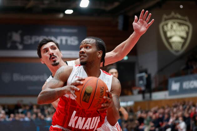 02 11 2021, Basketball, BBL, Hauptrunde 2021 2022, s Oliver Wuerzburg FC Bayern Muenchen, GER, Wuerzburg, s Oliver Arena picture from left Nihad Djedovic FC Bayern Muenchen and William Buford s Oliver Wuerzburg Copyright: HMBxMedia xHeikoxBecker