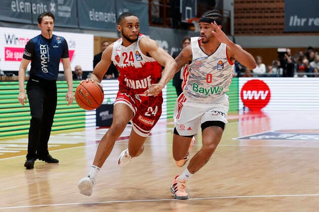 02 11 2021, Basketball, BBL, Hauptrunde 2021 2022, s Oliver Wuerzburg FC Bayern Muenchen, GER, Wuerzburg, s Oliver Arena picture from left Cameron Hunt s Oliver Wuerzburg and Nick Weiler Babb FC Bayern Muenchen Copyright: HMBxMedia xHeikoxBecker