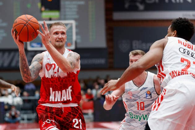 02 11 2021, Basketball, BBL, Hauptrunde 2021 2022, s Oliver Wuerzburg FC Bayern Muenchen, GER, Wuerzburg, s Oliver Arena Picture from left Aigars Skele s Oliver Wuerzburg , Ognjen Jaramaz FC Bayern Muenchen and Augustine Rubit FC Bayern Muenchen. Copyright: HMBxMedia xHeikoxBecker