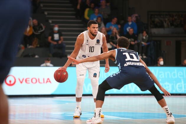 Basketball EuroCup, Hamburg Towers Morabank Andorra Oldenburg, Hamburg, 02 11 2021 Ray McCallum Towers, l Clevin Hannah Andorra Hamburg Germany