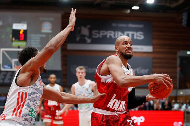 02 11 2021, Basketball, BBL, Hauptrunde 2021 2022, s Oliver Wuerzburg FC Bayern Muenchen, GER, Wuerzburg, s Oliver Arena Picture from left Augustine Rubit FC Bayern Muenchen and Alex King s Oliver Wuerzburg Copyright: HMBxMedia xHeikoxBecker