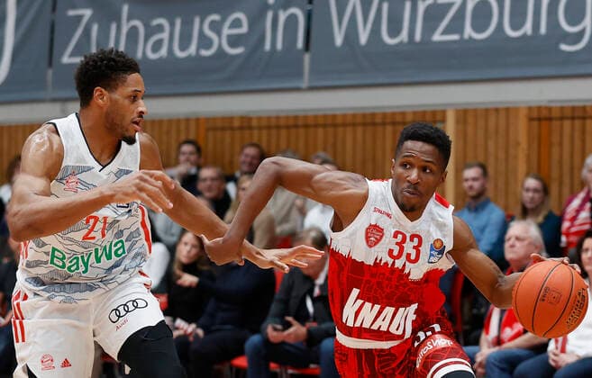 02 11 2021, Basketball, BBL, Hauptrunde 2021 2022, s Oliver Wuerzburg FC Bayern Muenchen, GER, Wuerzburg, s Oliver Arena picture from left Augustine Rubit FC Bayern Muenchen and Kerron Johnson s Oliver Wuerzburg Copyright: HMBxMedia xHeikoxBecker