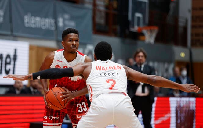 02 11 2021, Basketball, BBL, Hauptrunde 2021 2022, s Oliver Wuerzburg FC Bayern Muenchen, GER, Wuerzburg, s Oliver Arena picture from left Kerron Johnson s Oliver Wuerzburg and Corey Walden FC Bayern Muenchen Copyright: HMBxMedia xHeikoxBecker