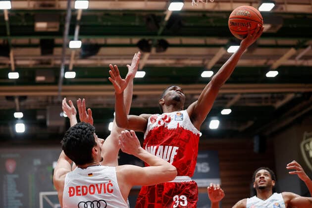 02 11 2021, Basketball, BBL, Hauptrunde 2021 2022, s Oliver Wuerzburg FC Bayern Muenchen, GER, Wuerzburg, s Oliver Arena Picture from left Nihad Djedovic FC Bayern Muenchen , Andreas Obst FC Bayern Muenchen und Kerron Johnson s Oliver Wuerzburg Copyright: HMBxMedia xHeikoxBecker