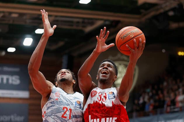 02 11 2021, Basketball, BBL, Hauptrunde 2021 2022, s Oliver Wuerzburg FC Bayern Muenchen, GER, Wuerzburg, s Oliver Arena picture from left Augustine Rubit FC Bayern Muenchen and Kerron Johnson s Oliver Wuerzburg Copyright: HMBxMedia xHeikoxBecker