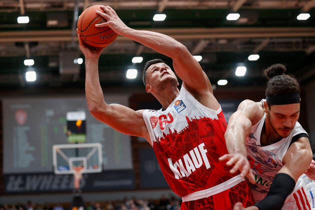 02 11 2021, Basketball, BBL, Hauptrunde 2021 2022, s Oliver Wuerzburg FC Bayern Muenchen, GER, Wuerzburg, s Oliver Arena Picture from left Filip Stanic s Oliver Wuerzburg and Gavin Schilling FC Bayern Muenchen Copyright: HMBxMedia xHeikoxBecker