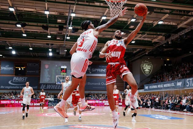 02 11 2021, Basketball, BBL, Hauptrunde 2021 2022, s Oliver Wuerzburg FC Bayern Muenchen, GER, Wuerzburg, s Oliver Arena picture from left Nick Weiler Babb FC Bayern Muenchen and Cameron Hunt s Oliver Wuerzburg Copyright: HMBxMedia xHeikoxBecker