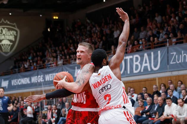 02 11 2021, Basketball, BBL, Hauptrunde 2021 2022, s Oliver Wuerzburg FC Bayern Muenchen, GER, Wuerzburg, s Oliver Arena picture from left Aigars Skele s Oliver Wuerzburg and Corey Walden FC Bayern Muenchen Copyright: HMBxMedia xHeikoxBecker