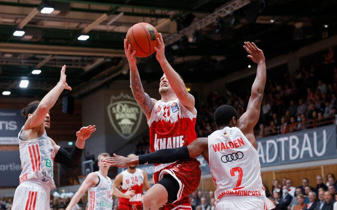 02 11 2021, Basketball, BBL, Hauptrunde 2021 2022, s Oliver Wuerzburg FC Bayern Muenchen, GER, Wuerzburg, s Oliver Arena Picture from left Gavin Schilling FC Bayern Muenchen , Aigars Skele s Oliver Wuerzburg and Corey Walden FC Bayern Muenchen. Copyright: HMBxMedia xHeikoxBecker